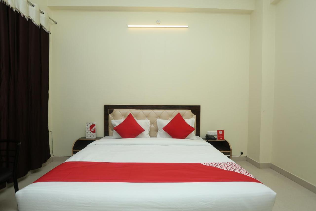 Oyo 16995 Sr Blessings Hotel Chinhat Eksteriør billede
